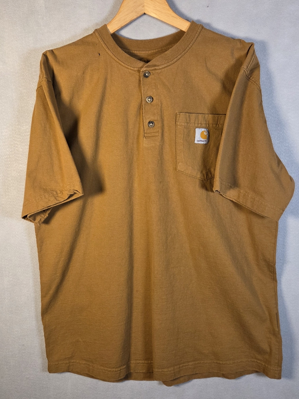Brown Carhartt short-sleeve pocket henley work shirt (P665)